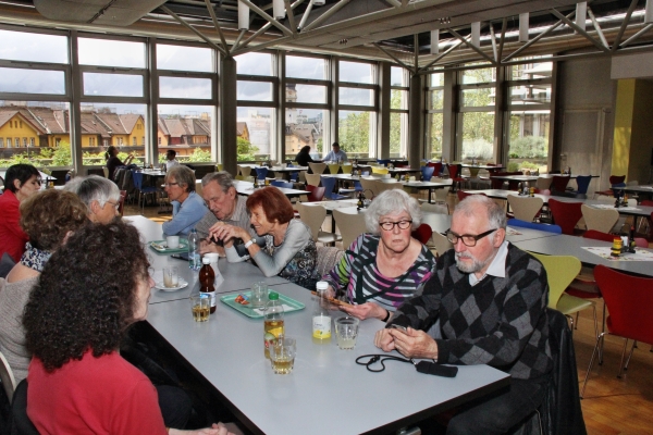 Ein paar Menschen sitzen zusammen und trinken Kaffee